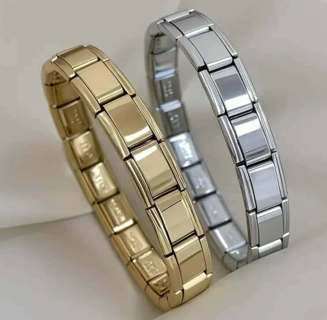 Náramok so zlatým povrchom